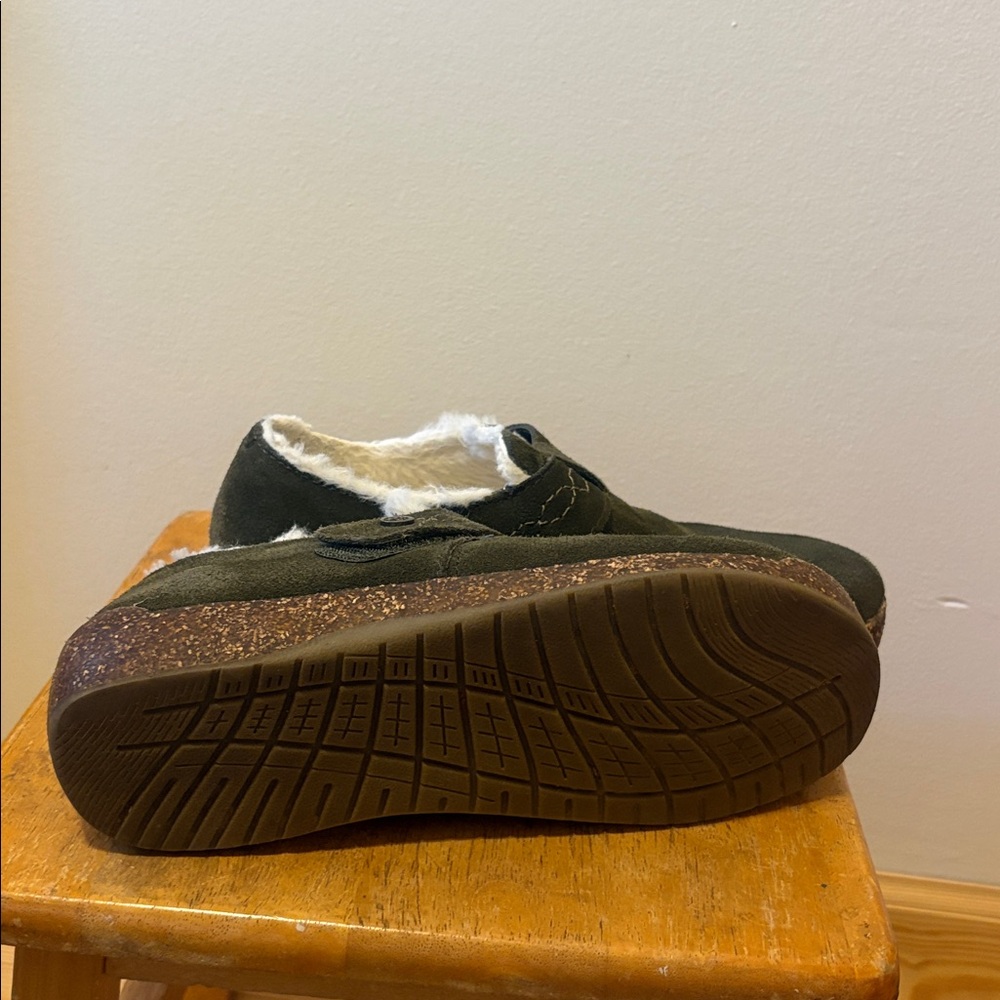 Earth brand adjustable strap with fur lining. Size 8 - Picture 4 of 6